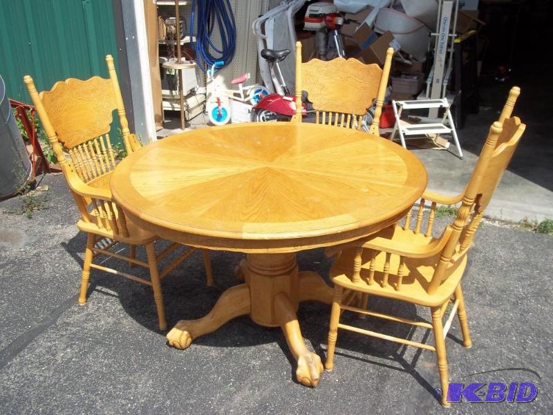 lot 153 image: Clawfoot Table and 3 Chairs