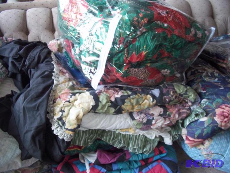 lot 158 image: Assorted Comforters