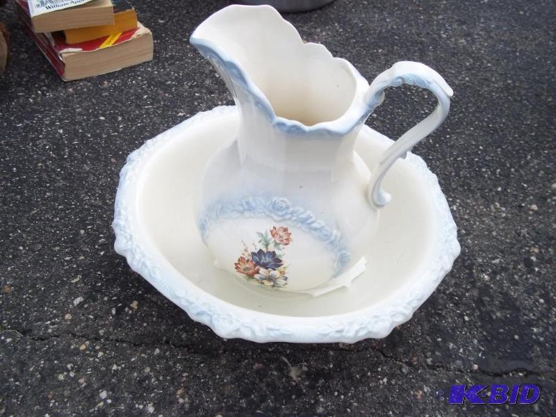 lot 160 image: Decor bowl and pitcher