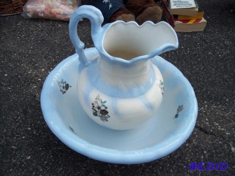 lot 161 image: Decor bowl and pitcher