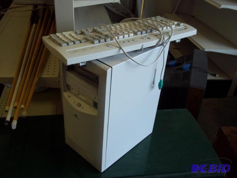 lot 167 image: Gateway computer with keyboard and mouse