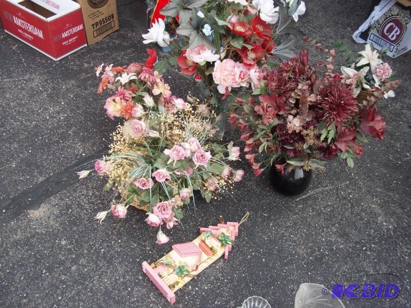 lot 183 image: Flower Decor with wall hanging and vases