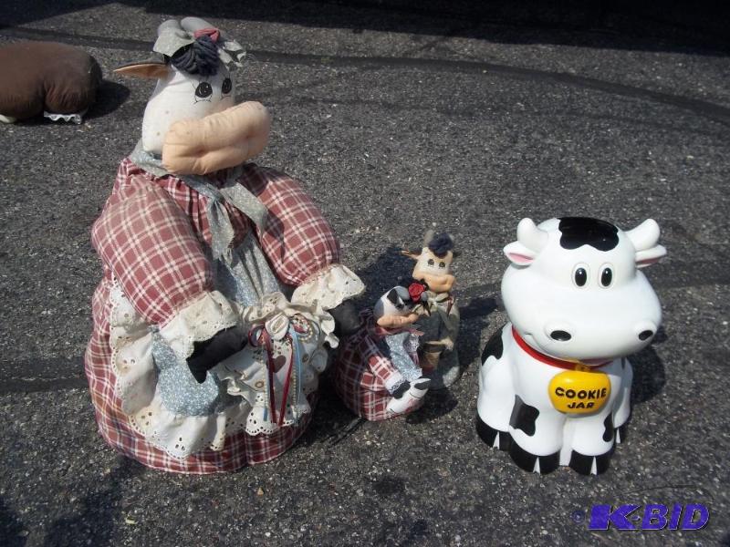 lot 185 image: Cow Decor with Cookie Jar