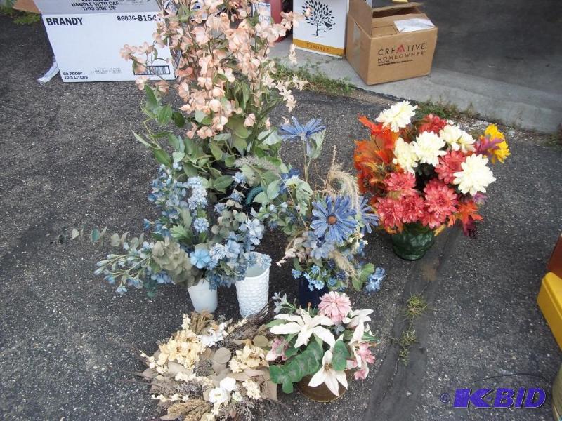 lot 186 image: Decor Flowers with vases