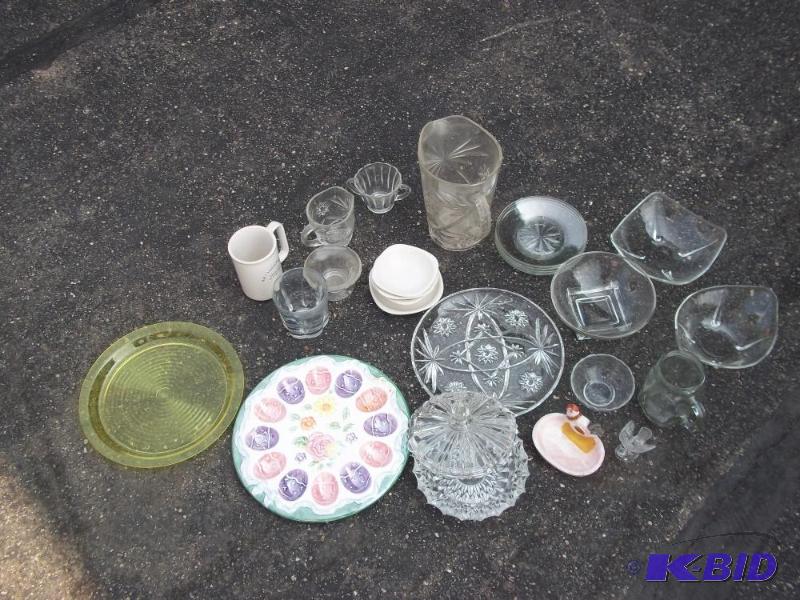 lot 194 image: Glass ware assortment