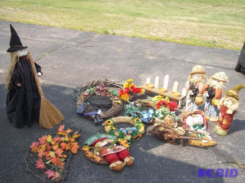 lot 197 image: Halloween Decor Assortment