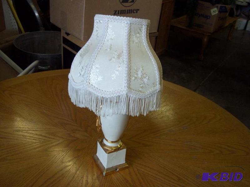 lot 198 image: Small Decor Lamp