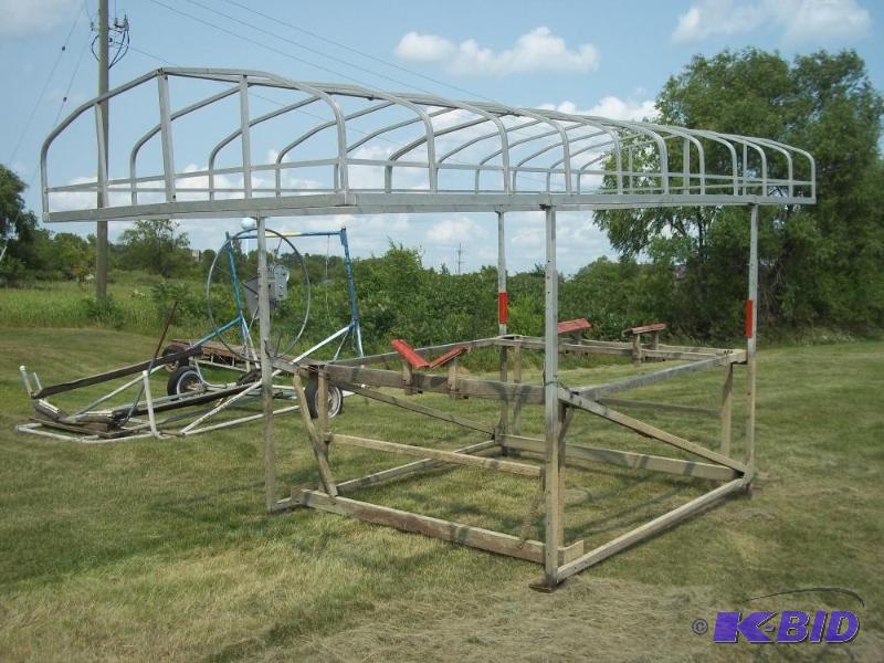 lot 2 image: Boat Lift with canopy