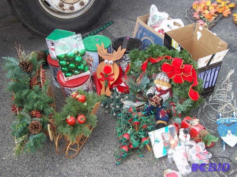 lot 200 image: Large Christmas Decor Assortment