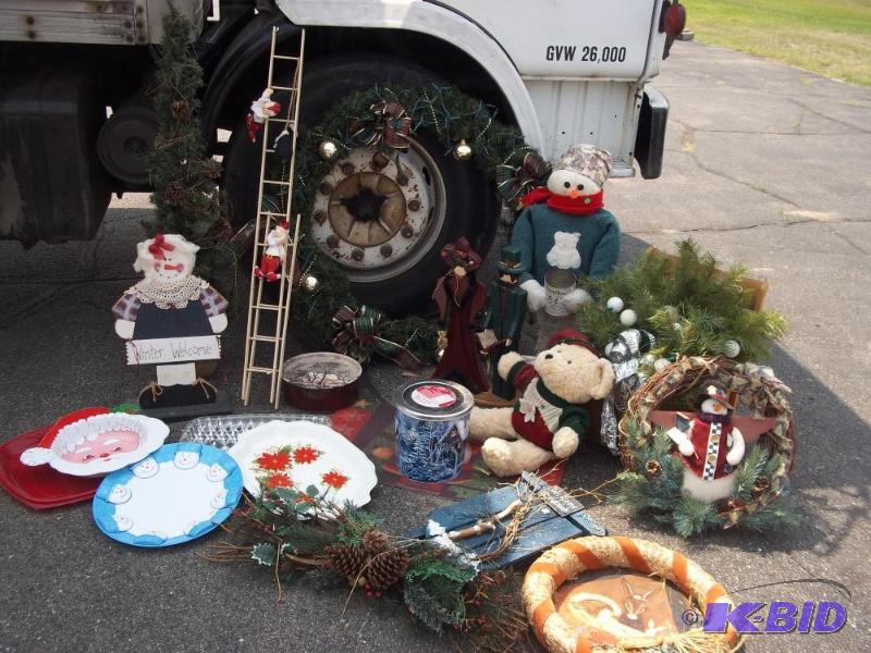 lot 207 image: Very Large Christmas Decor Assortment