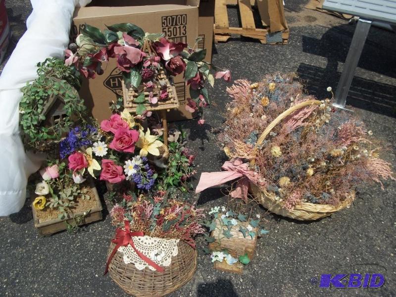 lot 208 image: Large Basket Decor Assortment