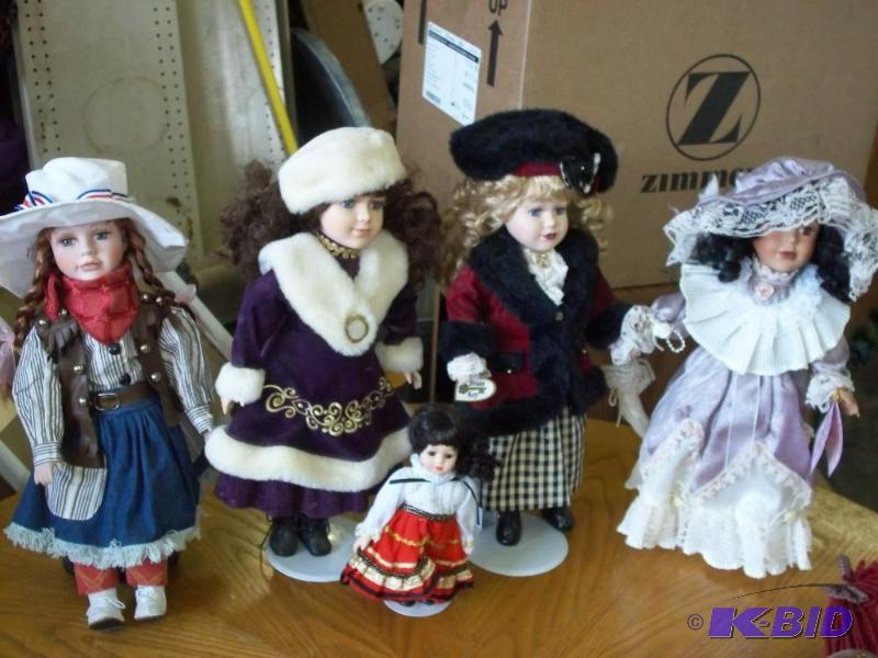 lot 219 image: 5 porcelain  dolls
