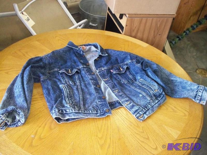 lot 234 image: XL Levis Jean Jacket