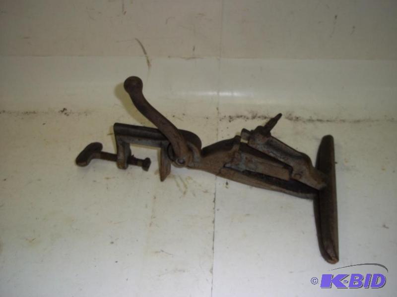 lot 24 image: Sheet Metal Vise