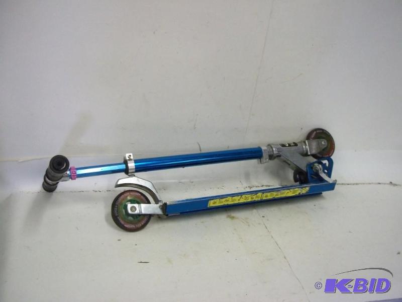 lot 25 image: Fold up Scooter