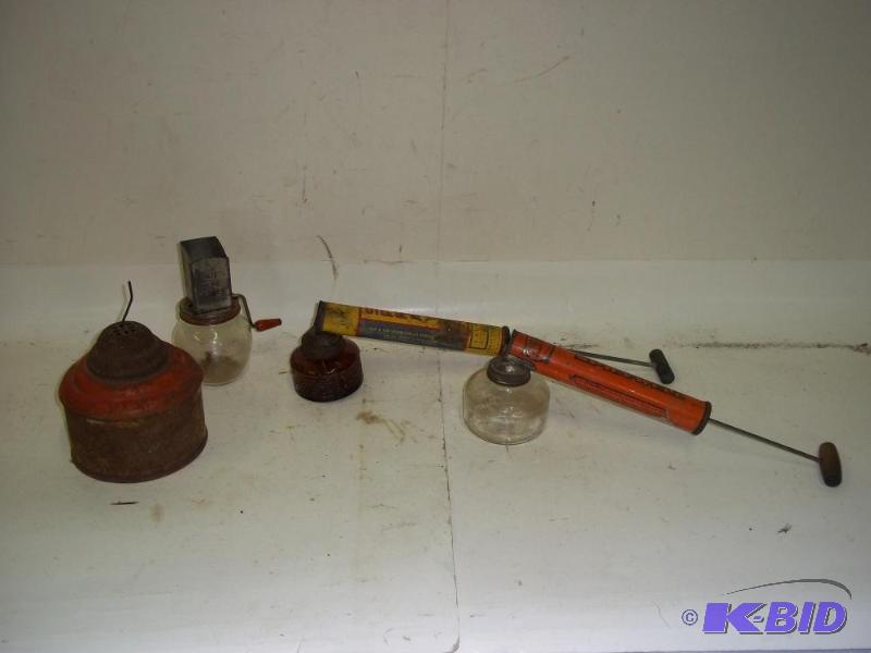 lot 29 image: Vintage bug sprayers