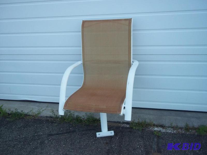 lot 3 image: Universal Dock Chair, New Dealer Display
