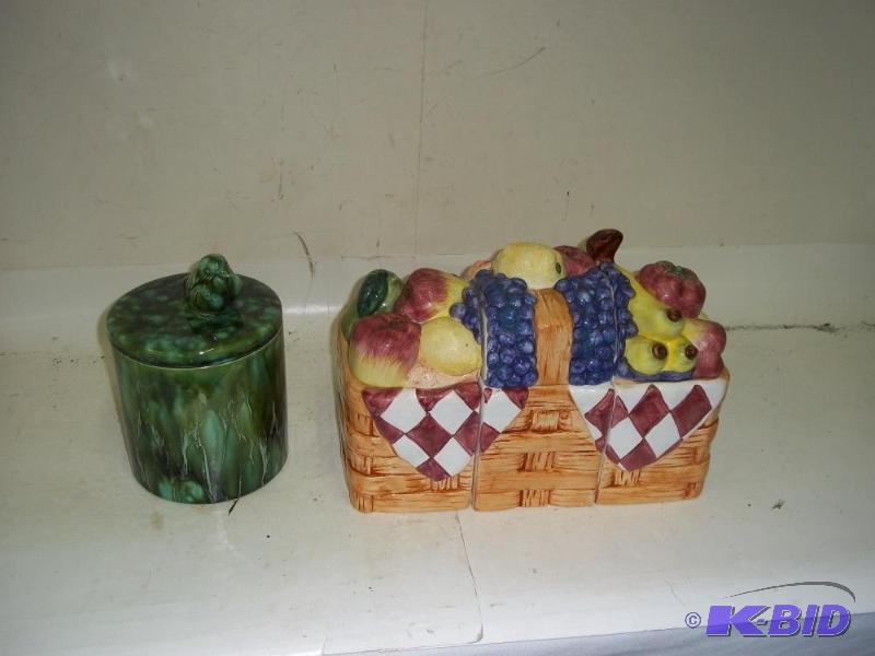 lot 32 image: Cookie Jar and salt & pepper set