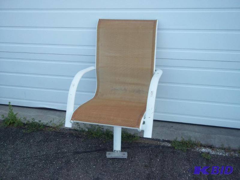 lot 4 image: Universal Dock Chair, New Dealer Display