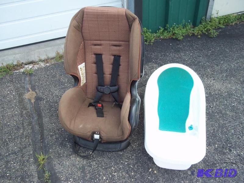 lot 57 image: Infant Car Seat and Bath tub