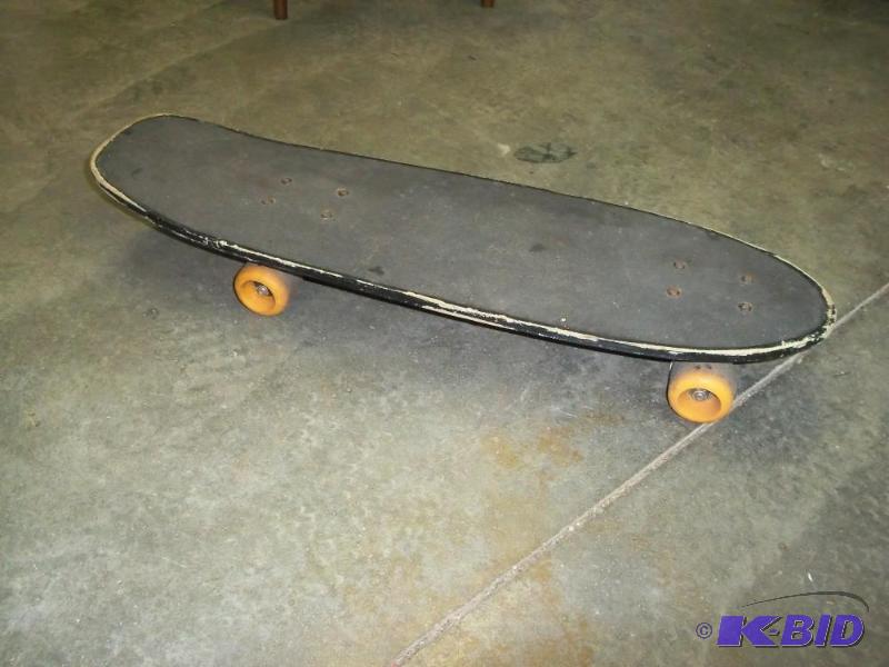 lot 64 image: Skate board