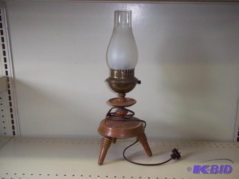 lot 74 image: Lamp