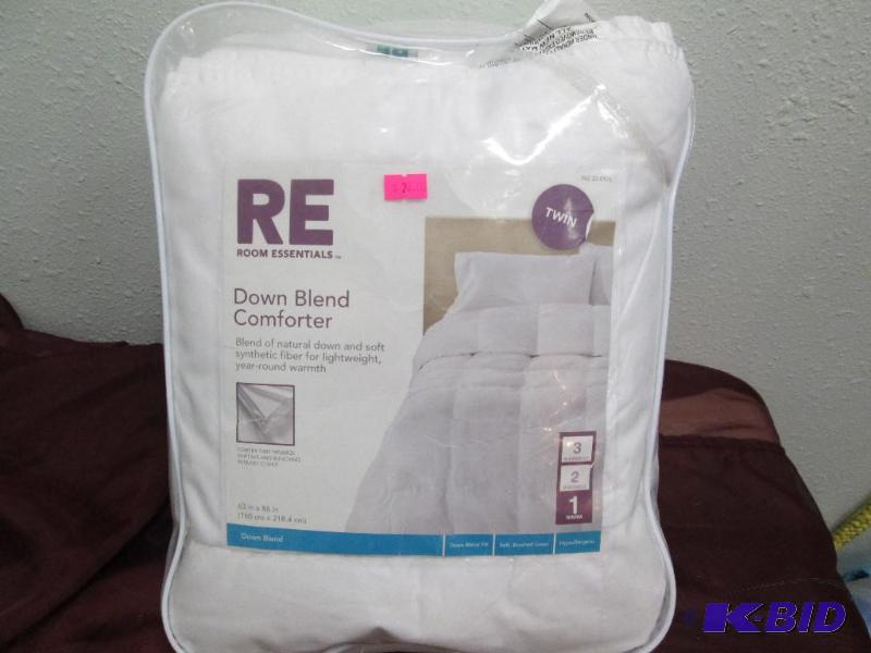 Room Essentials Down Blend Comforter size twi...
