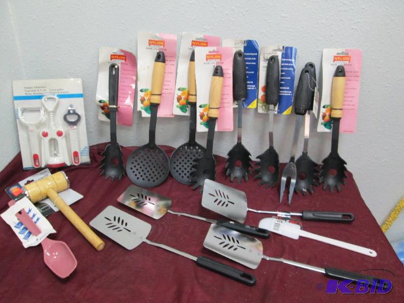 Qty 2 Nylon Kitchen Ware Collection Big spoon...