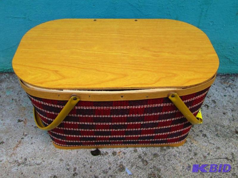 lot 119 image: Nice - like new picnic basket, wood and fabri...
