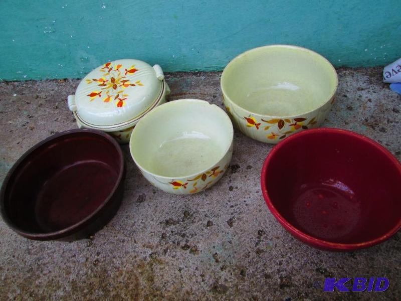 lot 126 image: Set of Halls Superior casserole bakeware and ...