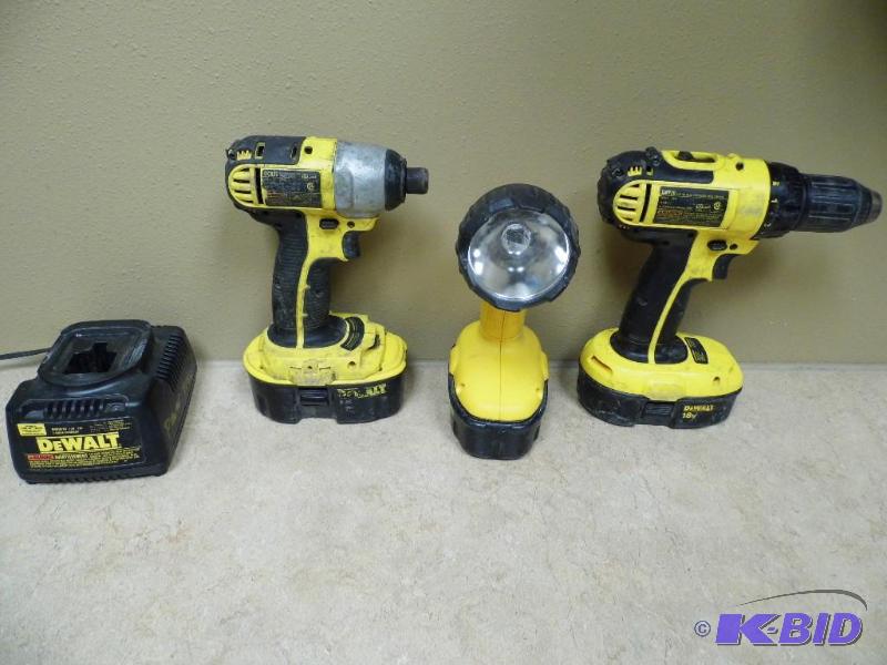 lot 25 image: DeWalt Set