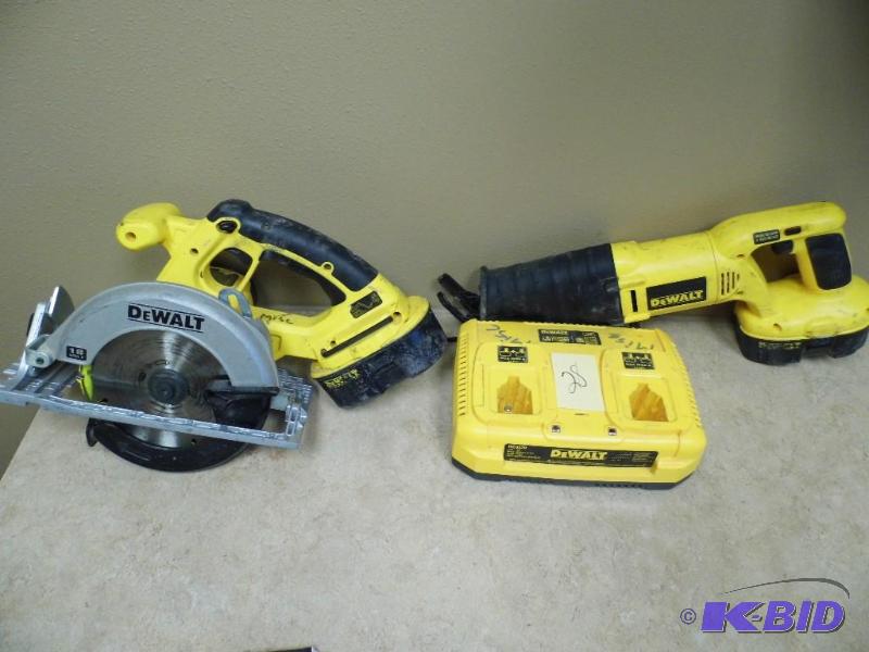 lot 28 image: DeWalt Set