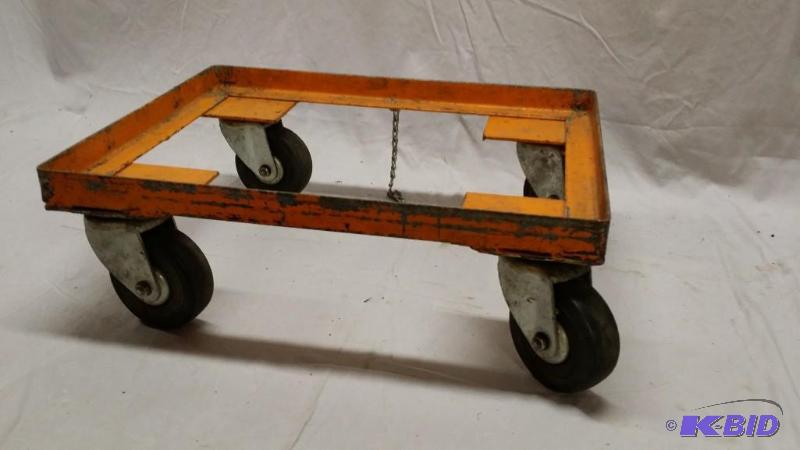 lot 14 image: 15x19&nbspsteel framed wheelie cart. Stands ...