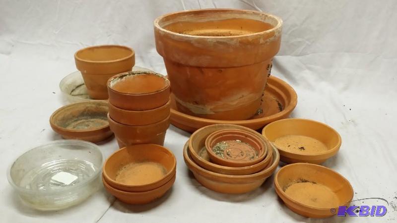 lot 20 image: Large lot of clay flower pots...