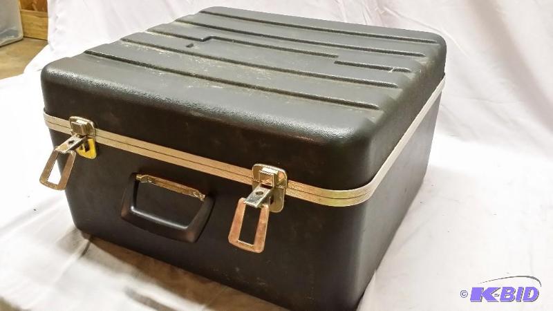 lot 31 image: Black padded lockable case but no key. It als...