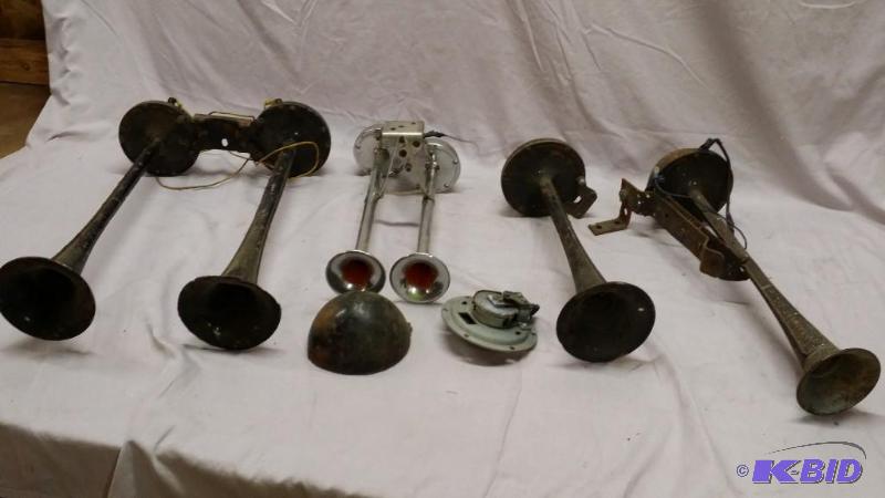 lot 32 image: Lot of vintage car horns and parts...