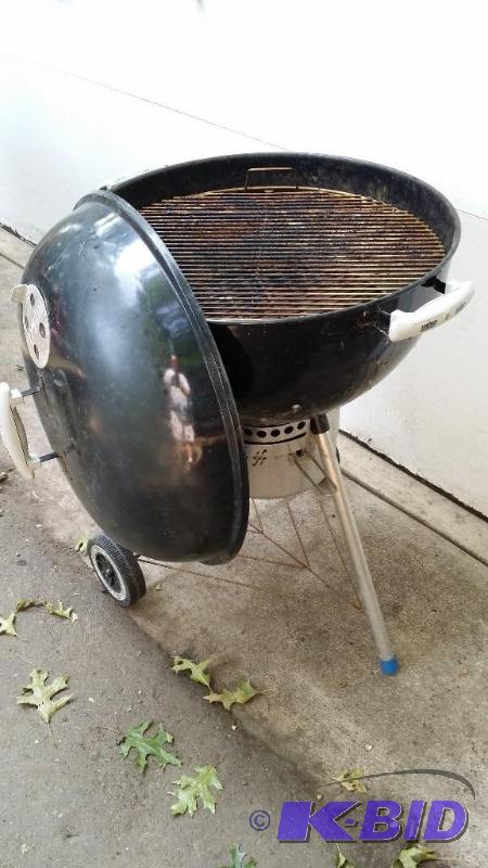 lot 64 image: Weber Charcoal grill on wheels in used but go...