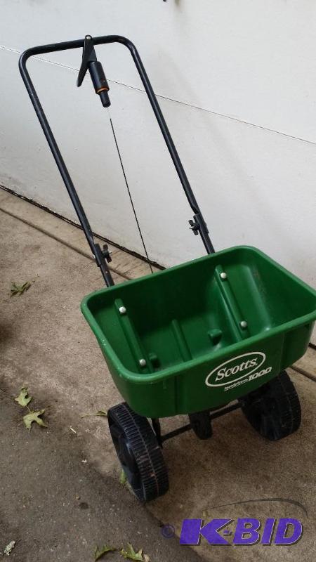 lot 65 image: Scotts speedy green 1000 spreader in good use...
