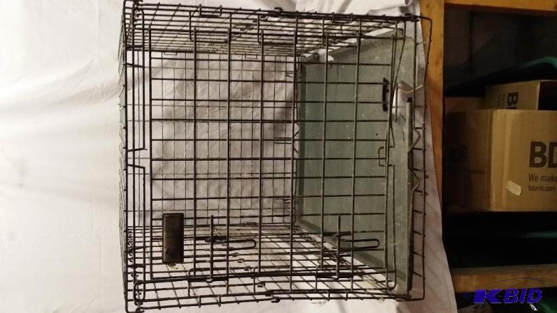lot 67 image: Deluxe 2 fold pet kennel. Needs cleaning and ...