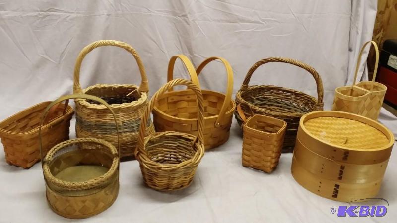 lot 91 image: Lot of wicker has 9 pieces. great shape...