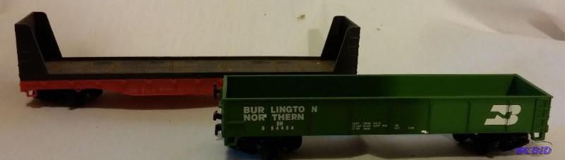 Lot of 2 HO Scale train cars...