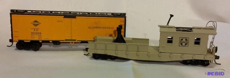 Lot of 2 HO Scale train cars...