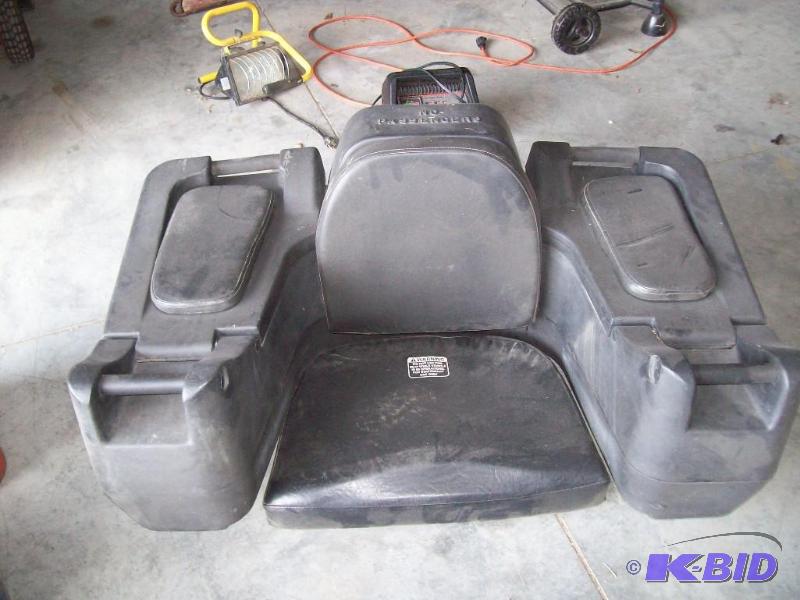 lot 7 image: Buddy Seat