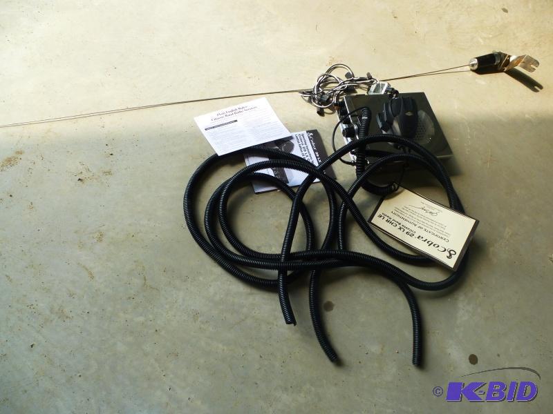 Cobra CB Comes with antenna In working condi...