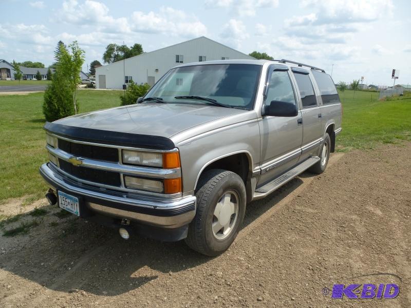 1999 Chevy Suburban 4WD Has 350 V8 engine, A...