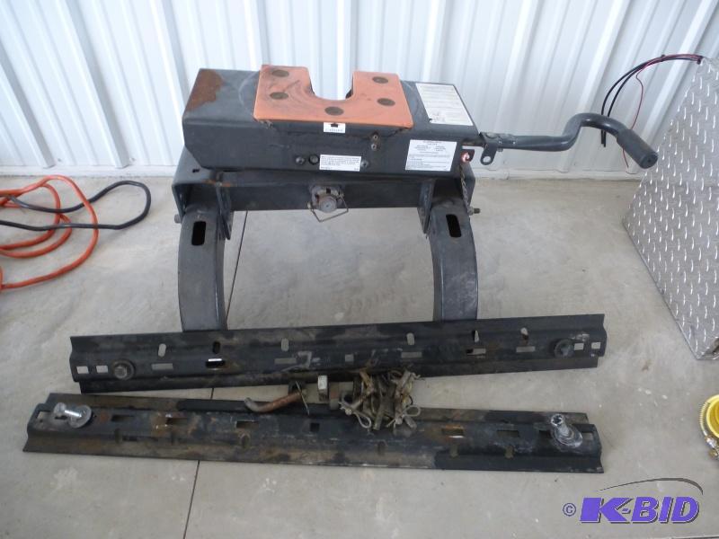 Husky 5th wheel hitch 26,000 Lb capacity. Co...