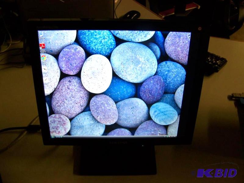 lot 78 image: Samsung, SyncMaster, 17, LCD Monitor on Stand