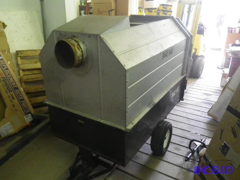 lot 11 image: Lawn & Garden trailer, set for lawn vac h...