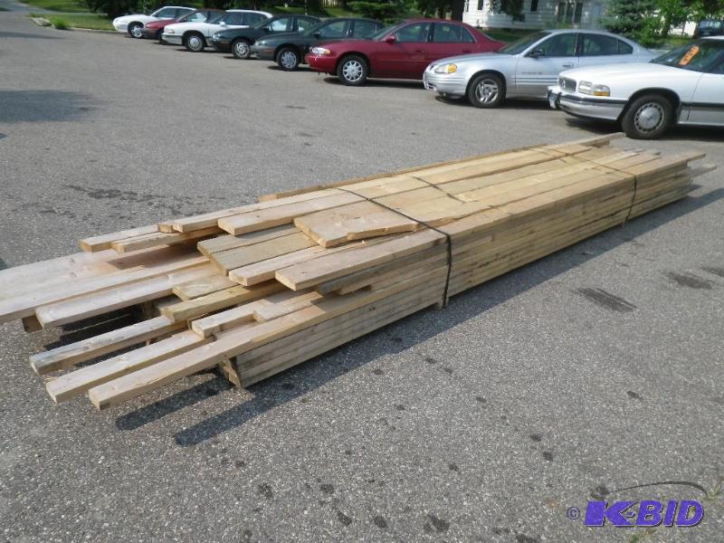 lot 19 image: Pile of wood, 2x4s and 2x6s approx 40 piece...