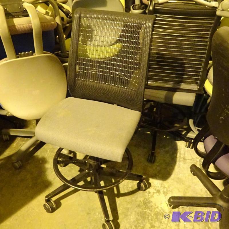 lot 1 image: Steelcase adjustable height stool on wheels. ...